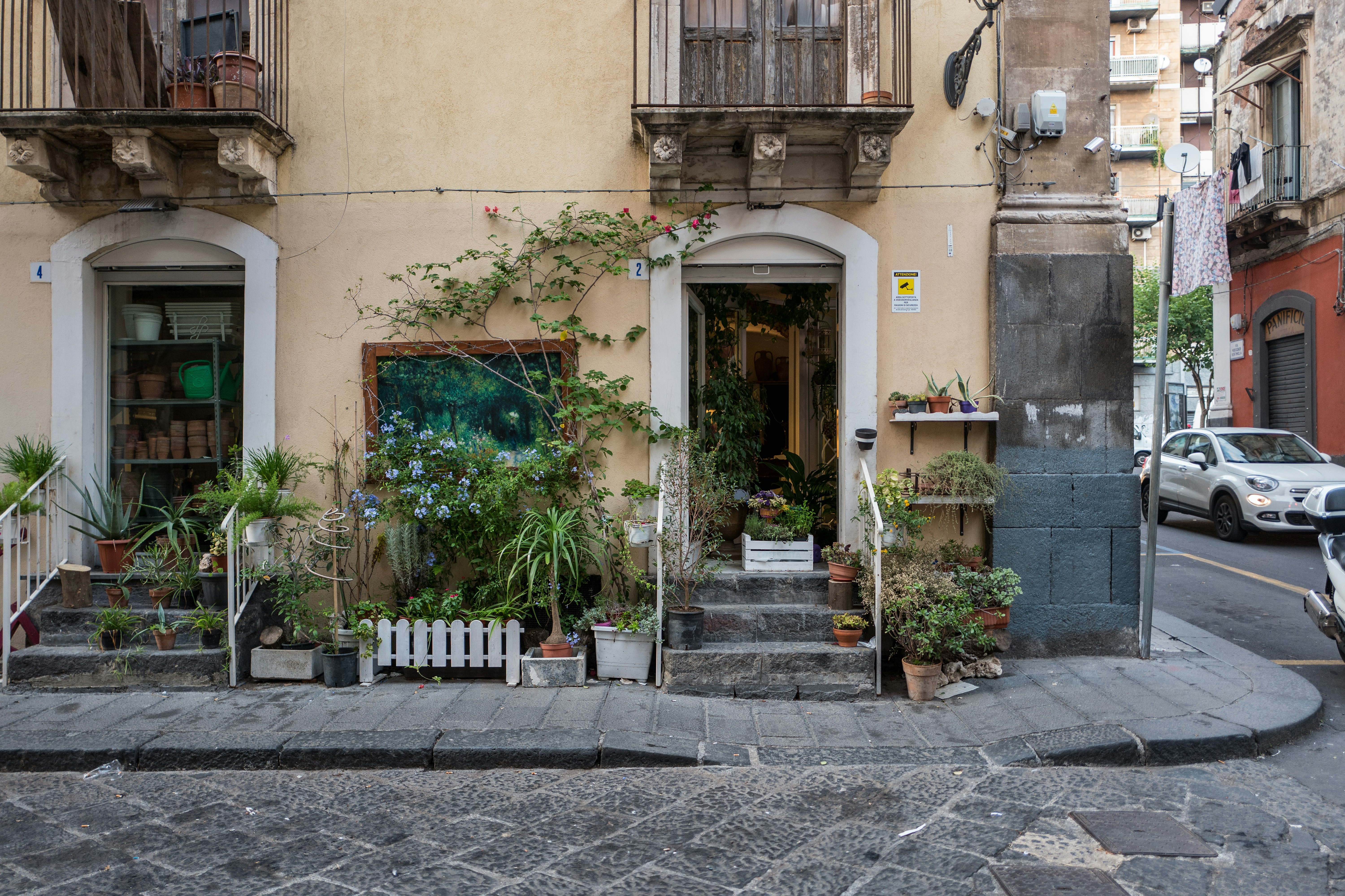 We were on our way to have lunch and suddenly we found a very authentic and cozy flower shop in Catania (Italy).