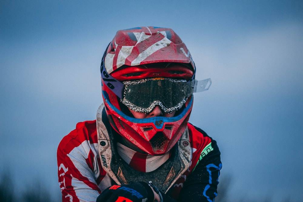 Hombre con casco de motocross