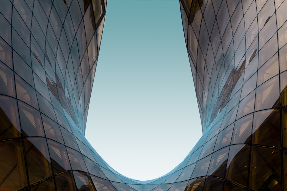 Edificio de cristal de gran altura bajo el cielo azul