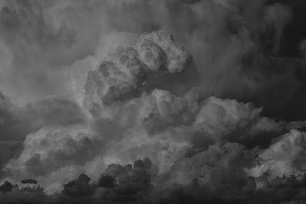 Photographie en niveaux de gris de nuages Nimbus