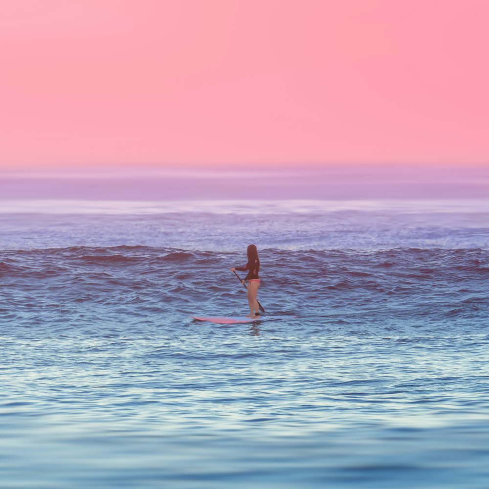 Femme chevauchant un pédalo au milieu de l’océan