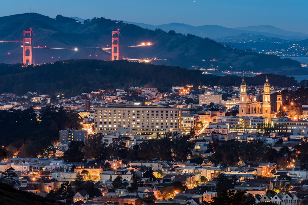 カリフォルニア州サンフランシスコの夜間の航空写真