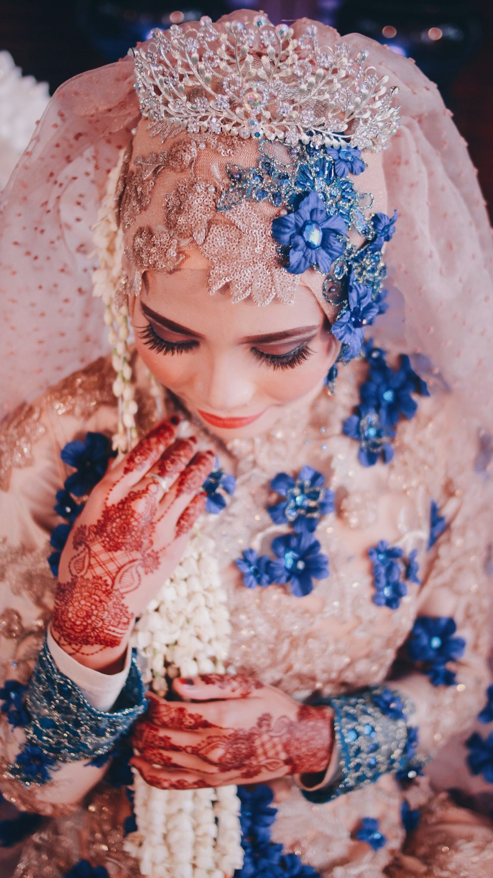 Femme portant une abaya de mariage floral rose et bleu