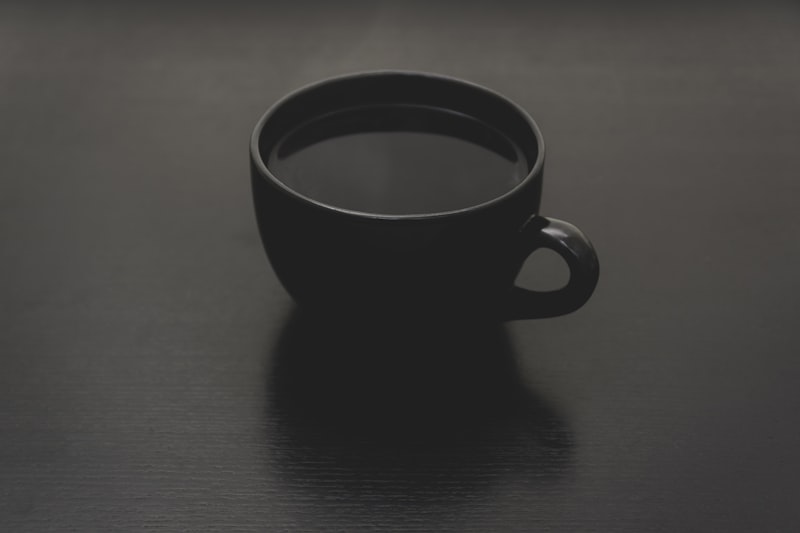 Persona che versa caffè da macchina espresso