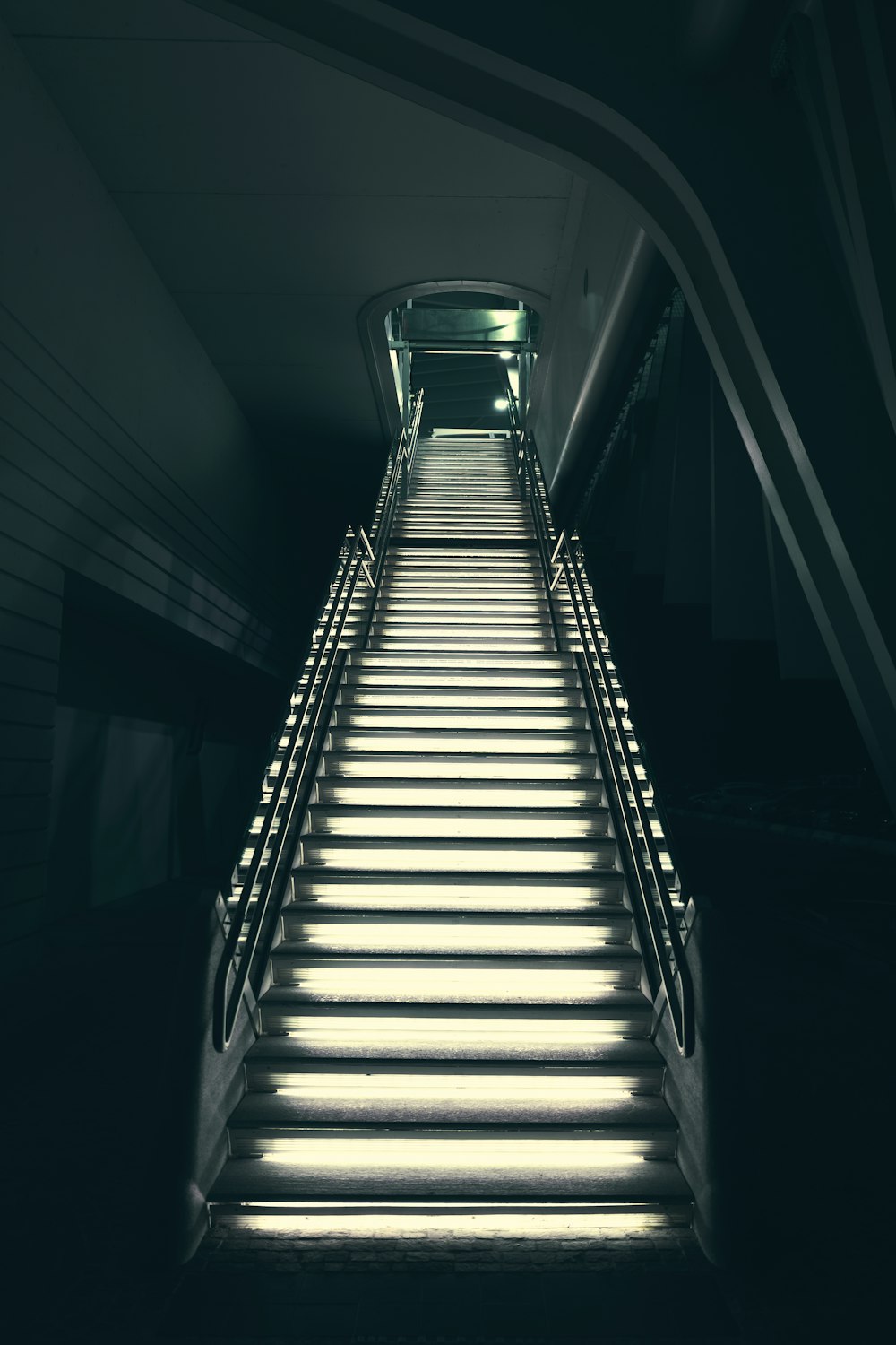 Vista de baixo ângulo de escadas cinza