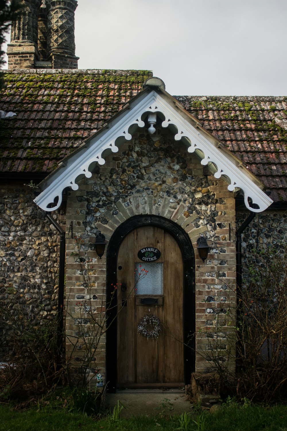 geschlossene braune Haustür