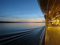 Vista desde un pasajero de un crucero navegando en el mar