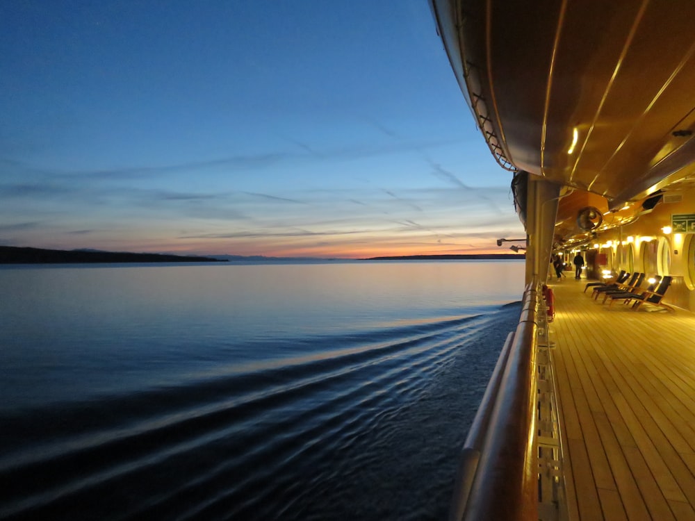 Vista del pasajero del crucero en el mar