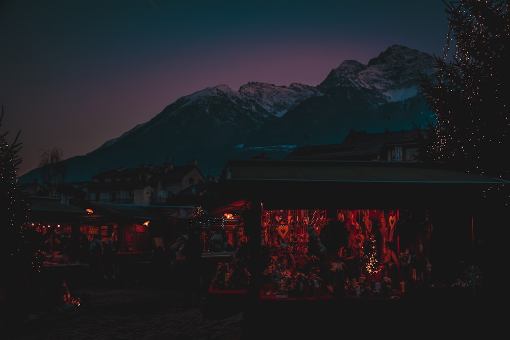 Una scena notturna con una montagna sullo sfondo