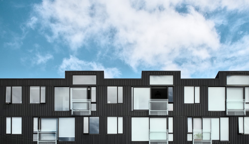 bâtiment en noir et blanc pendant la journée