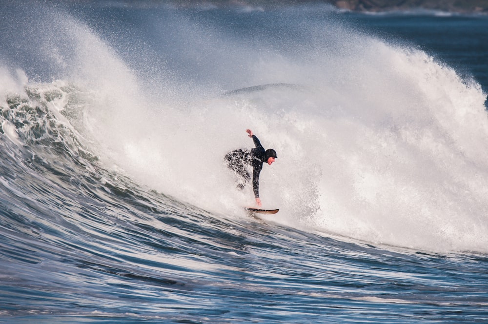 homem surfando durante o dia