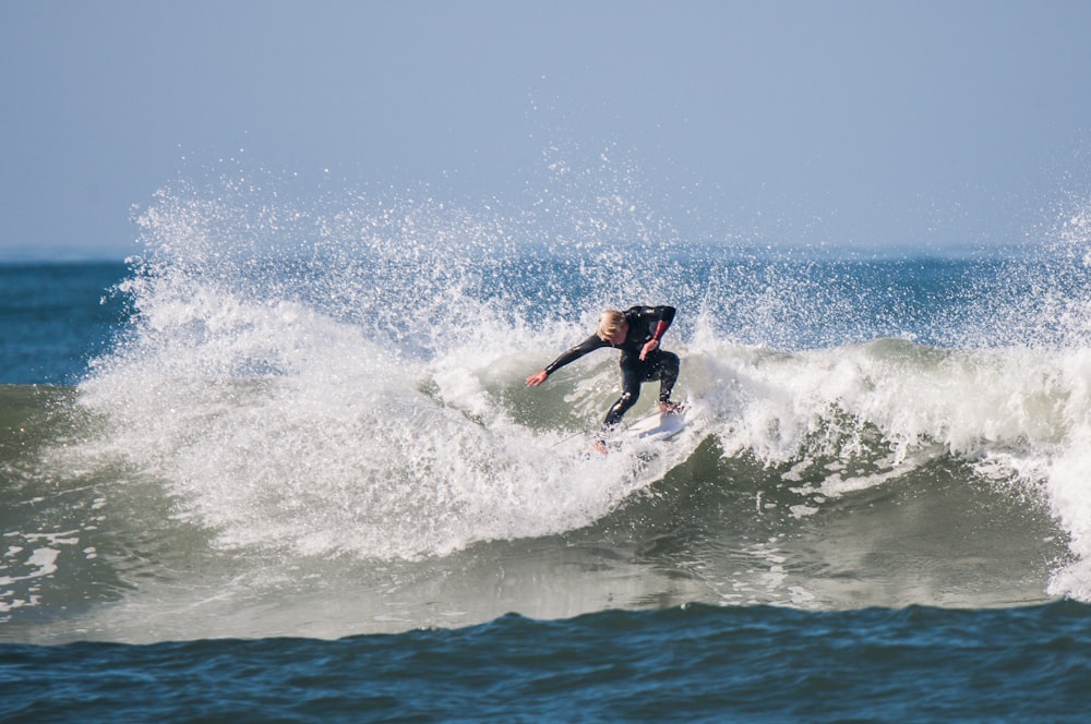 homme faisant de la planche de surf