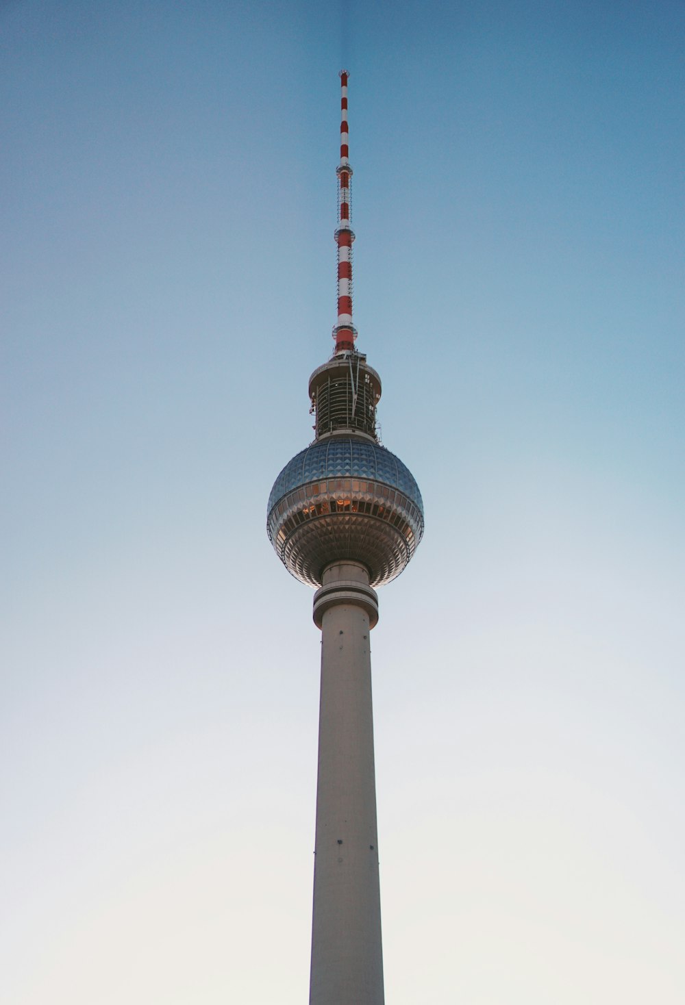 weißer Betonturm