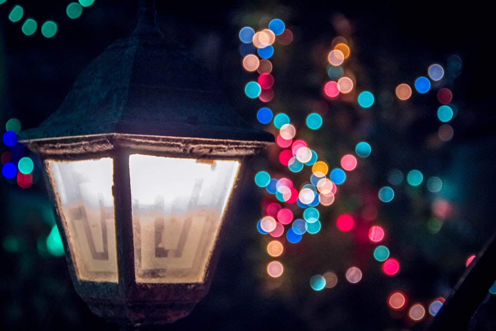 foto ravvicinata del lampione illuminato con sfondo chiaro bokeh