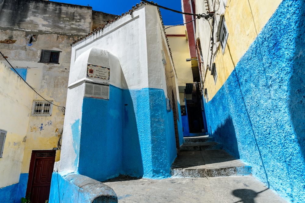 Mur peint en bleu et blanc