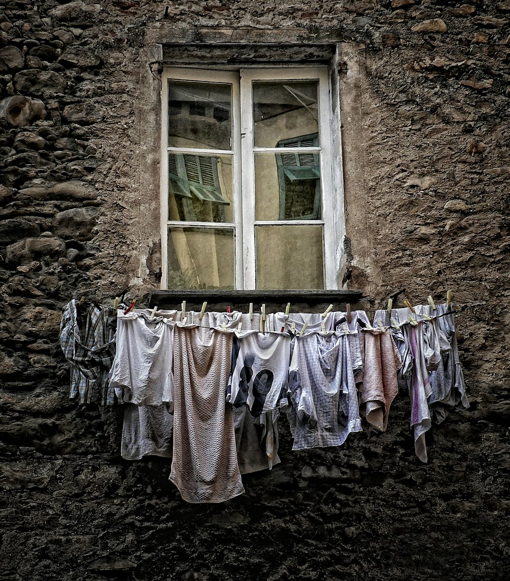 Ropa variada colgada debajo de la ventana