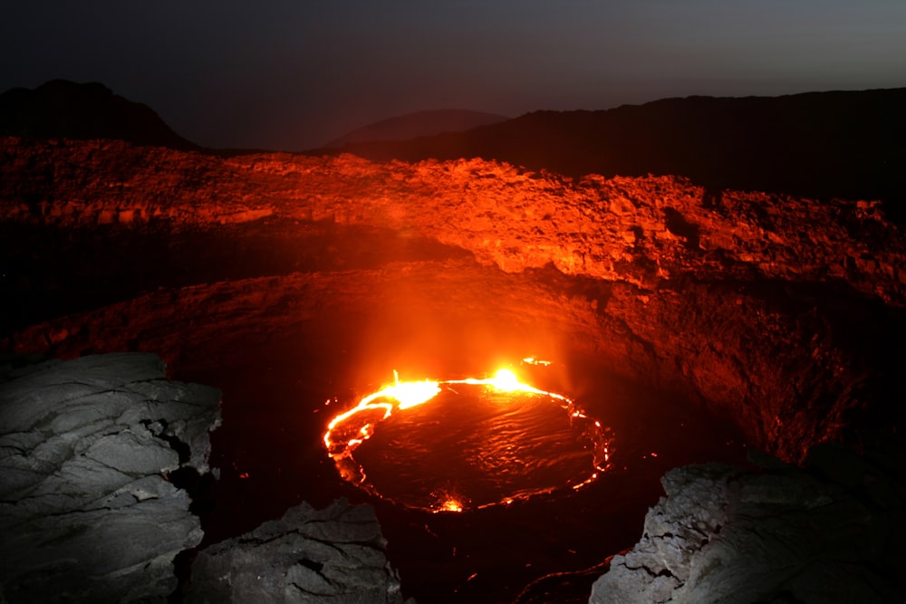 specchio d'acqua con fiamma rossa