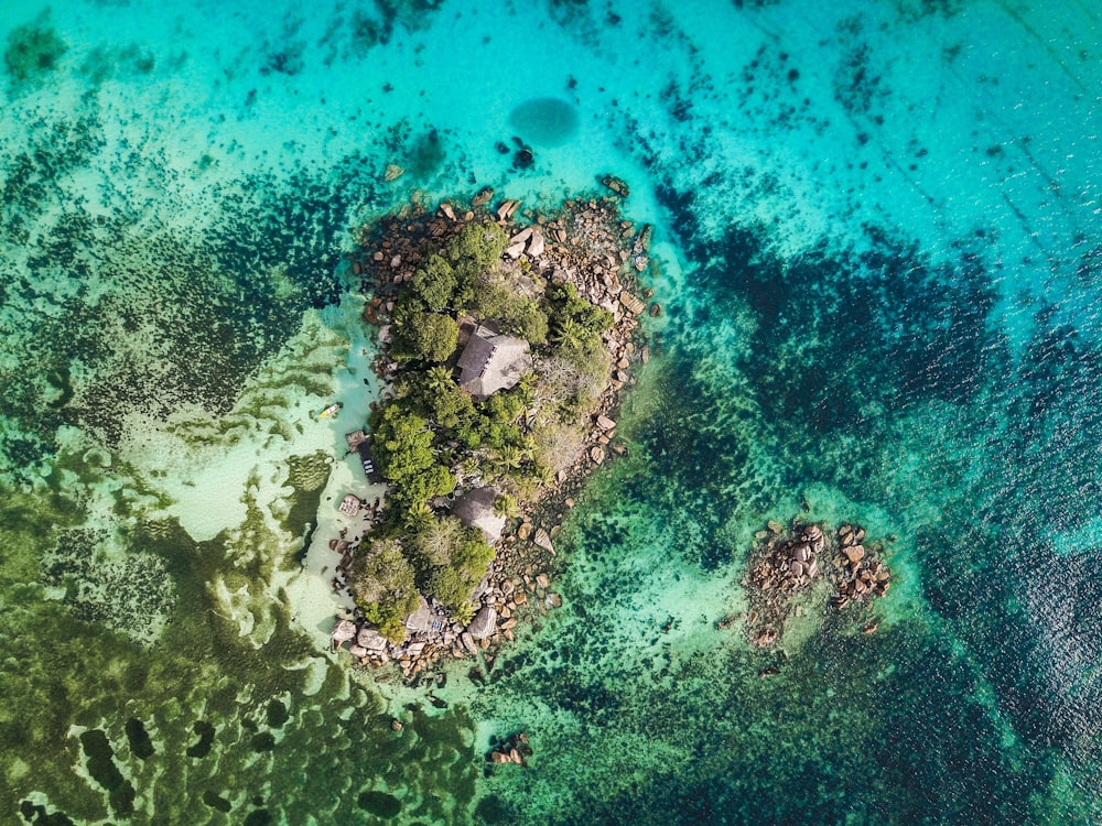 isola sullo specchio d'acqua