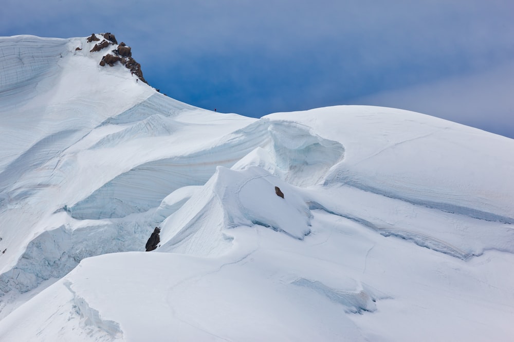 photo de paysage de montagne enneigée