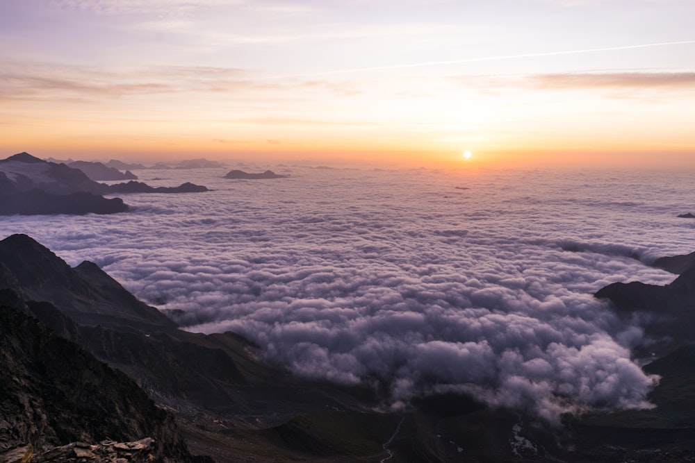 Mar de nubes durante la hora dorada