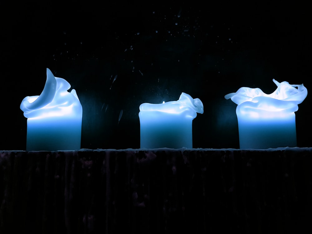 três ornamentos de vidro azul