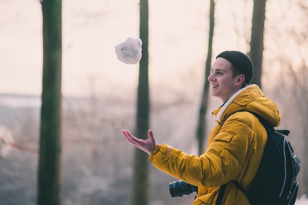 Selektives Fokusfoto eines Mannes, der Schneeball fängt