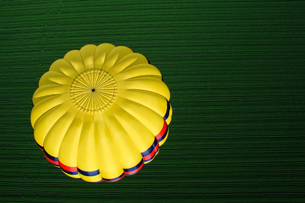 노란 낙하산의 사진