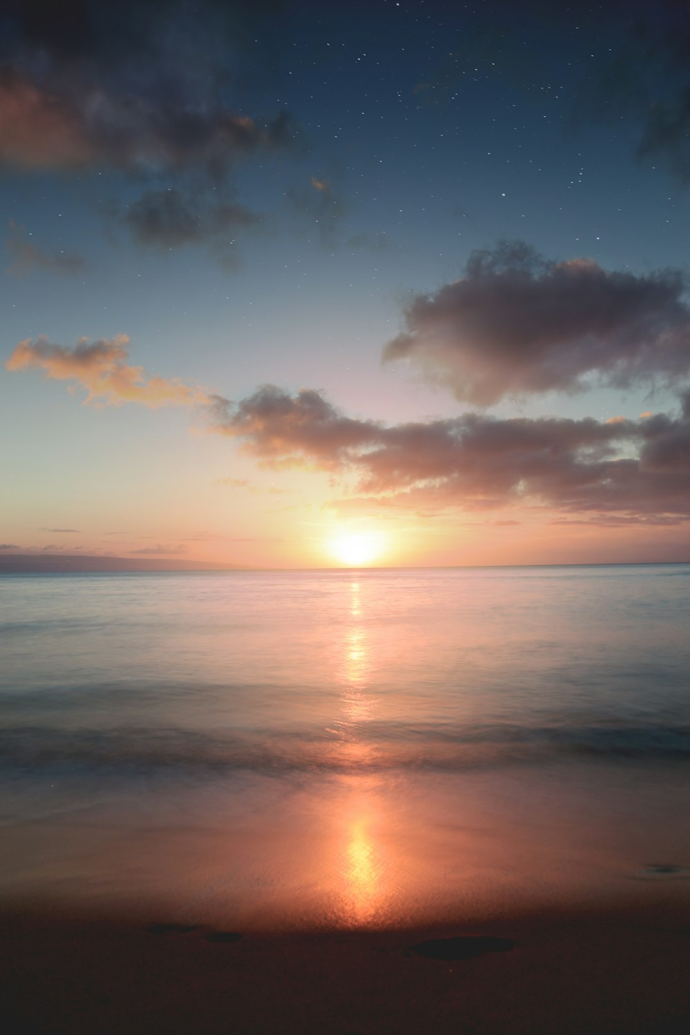 Fotografía de paisaje de un cuerpo de agua durante la hora dorada