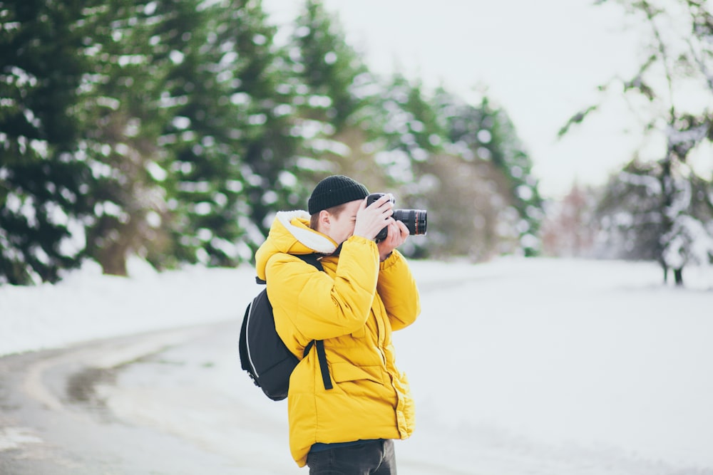 Mann mit DSLR-Kamera