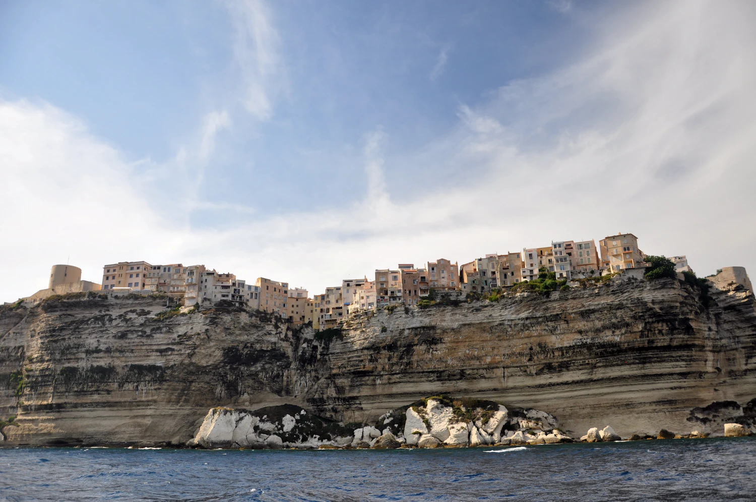 La citadelle de Bonifacio perchée sur ses falaises blanches, Corse