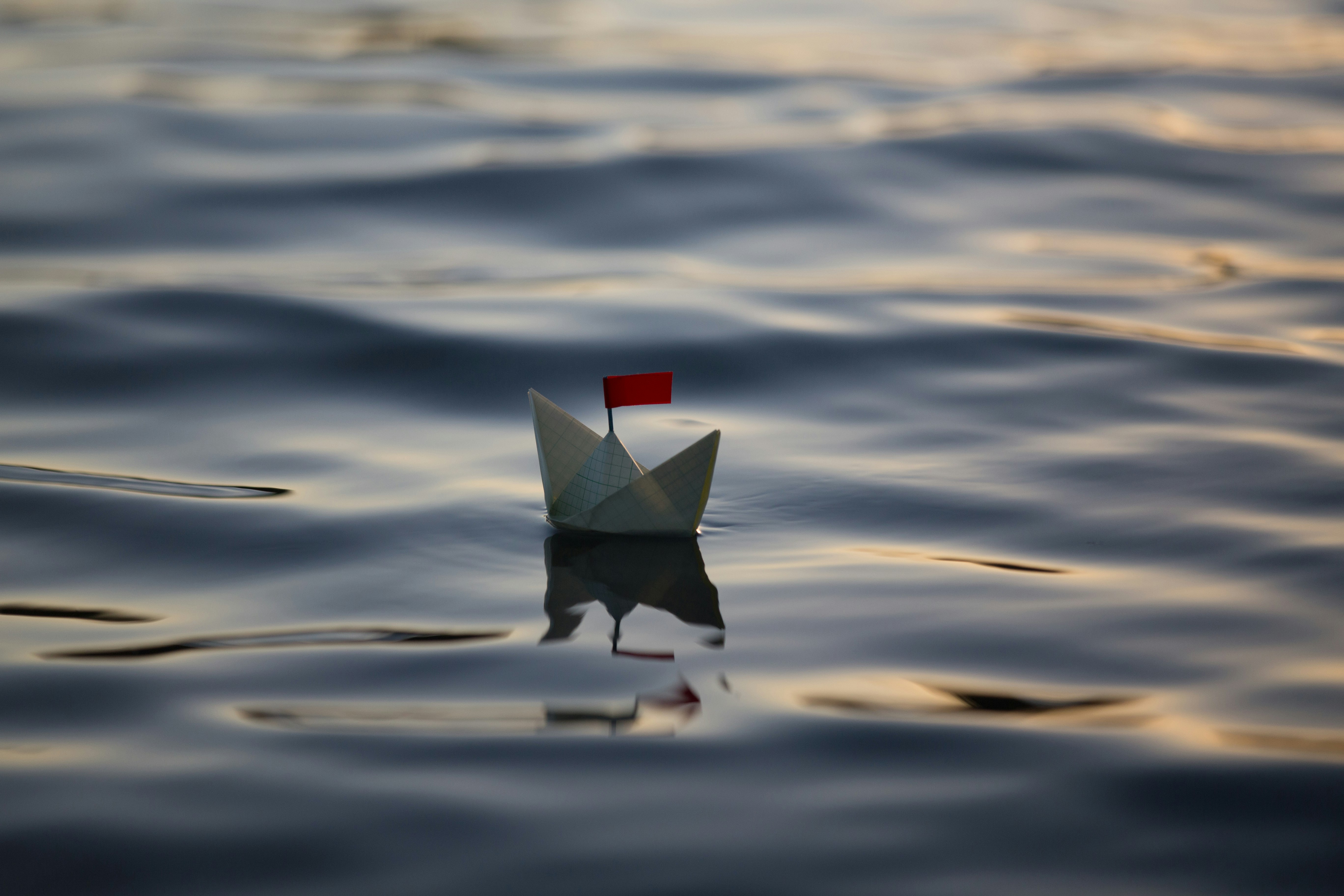 Бумажный кораблик плывет. Бумажный кораблик. Бумажный кораблик в реке. Бумажный кораблик на воде.