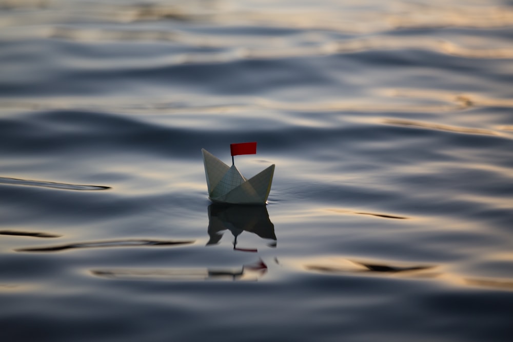 foto de closeup do barco de papel branco