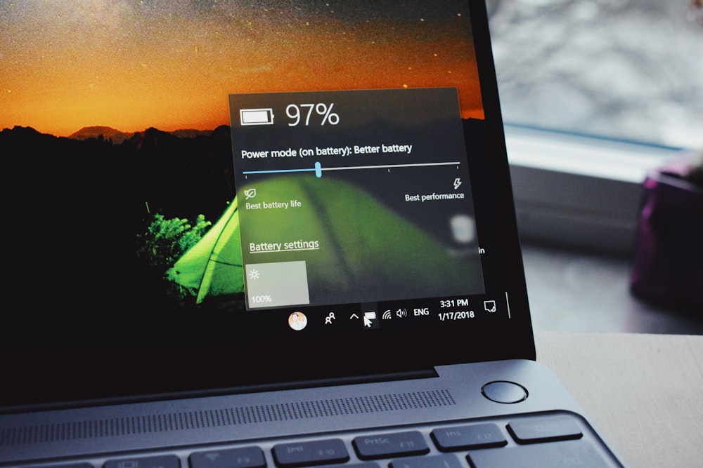 laptop acceso che mostra il 97% di batteria