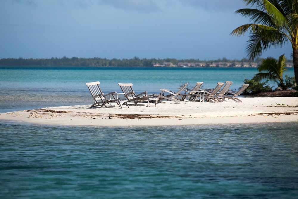 Chaise longue de piscine grise en îlot