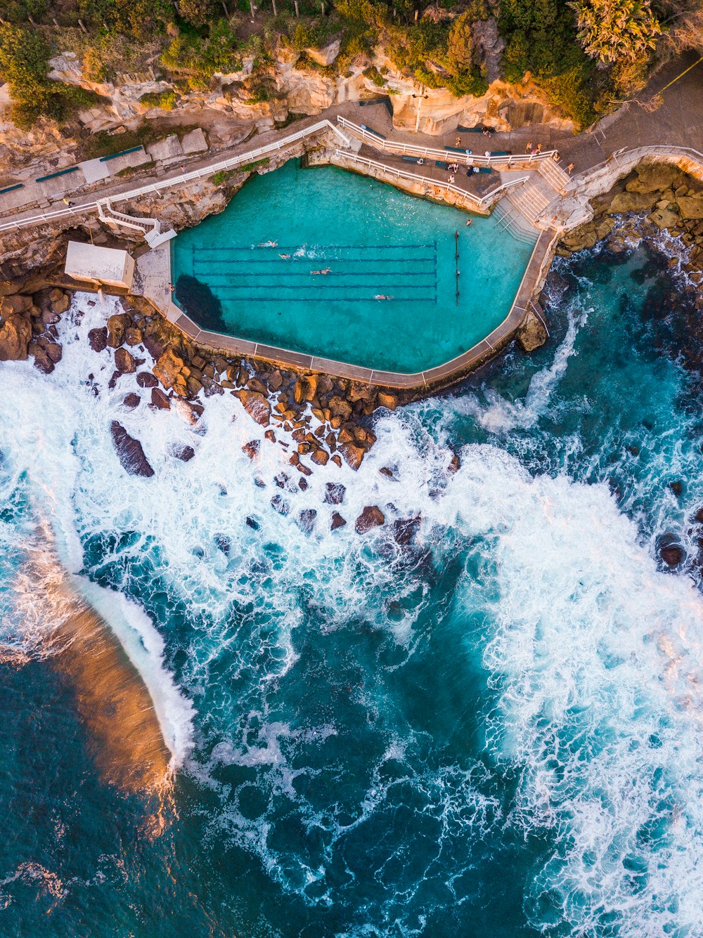 Photo de la piscine près du plan d’eau