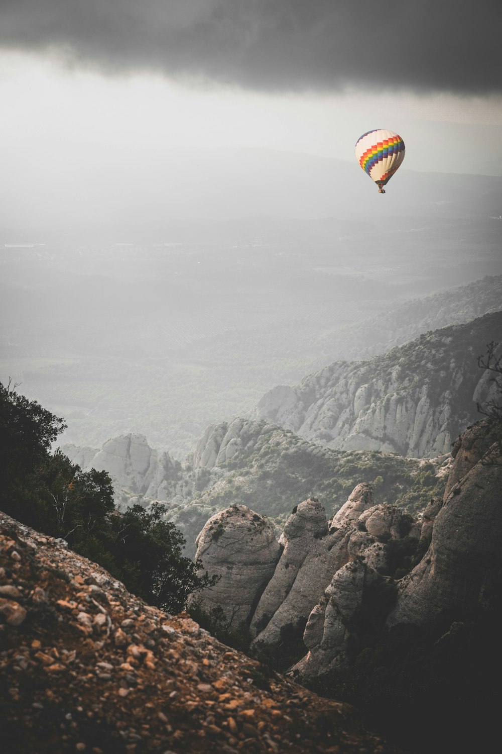 Globo aerostático multicolor cerca de las montañas