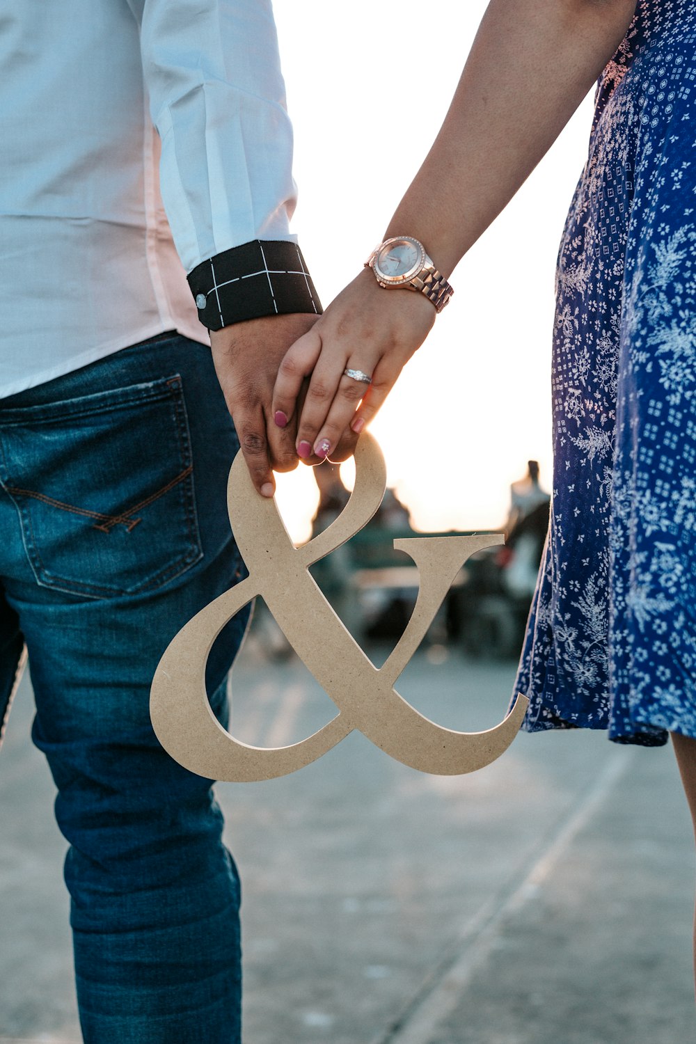 hombre y mujer sosteniendo ampersand decoración