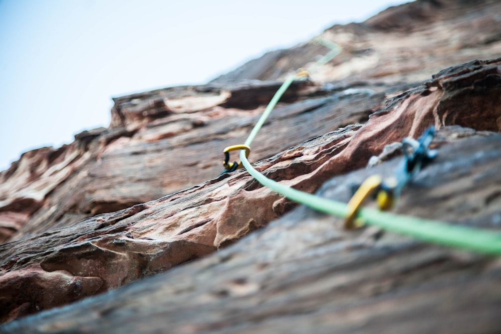 foto de foco seletivo da corda de segurança de escalada verde