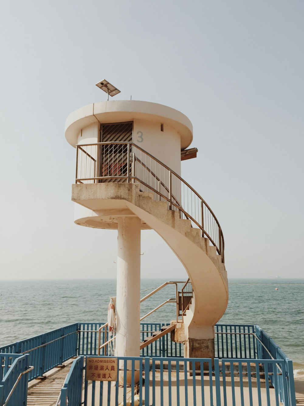 Torre redonda cerca del cuerpo de agua