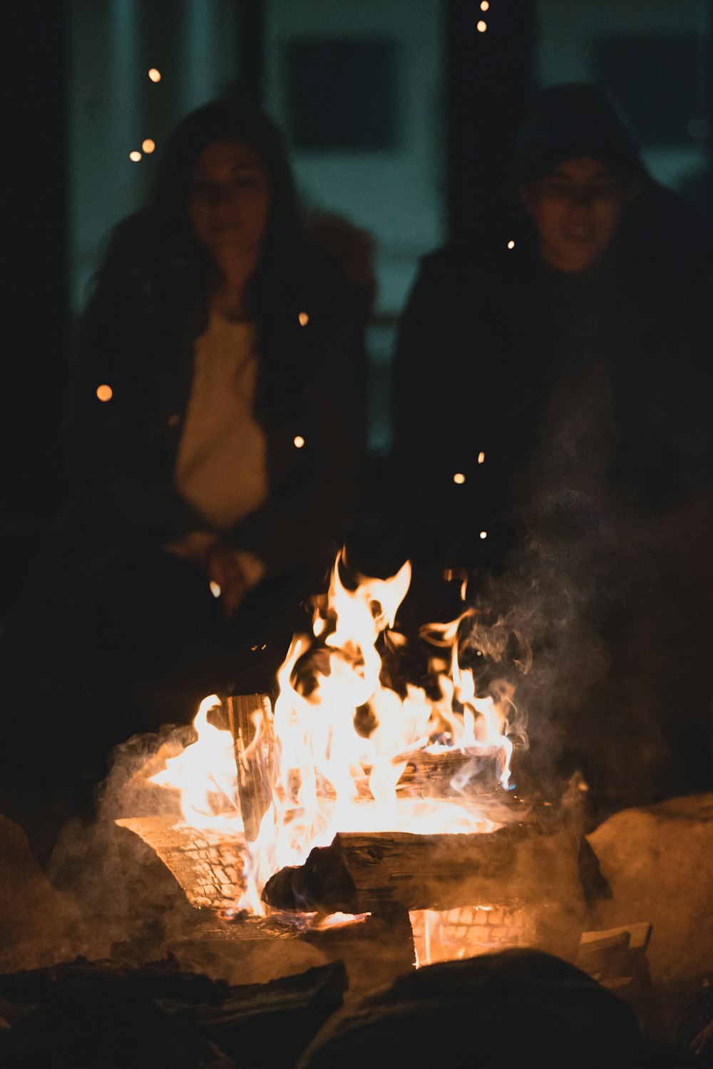 Bondfire à deux personnes devant