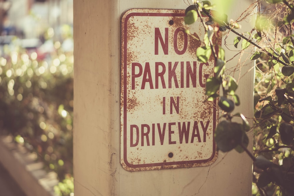 Señal de prohibido estacionar en el camino de entrada