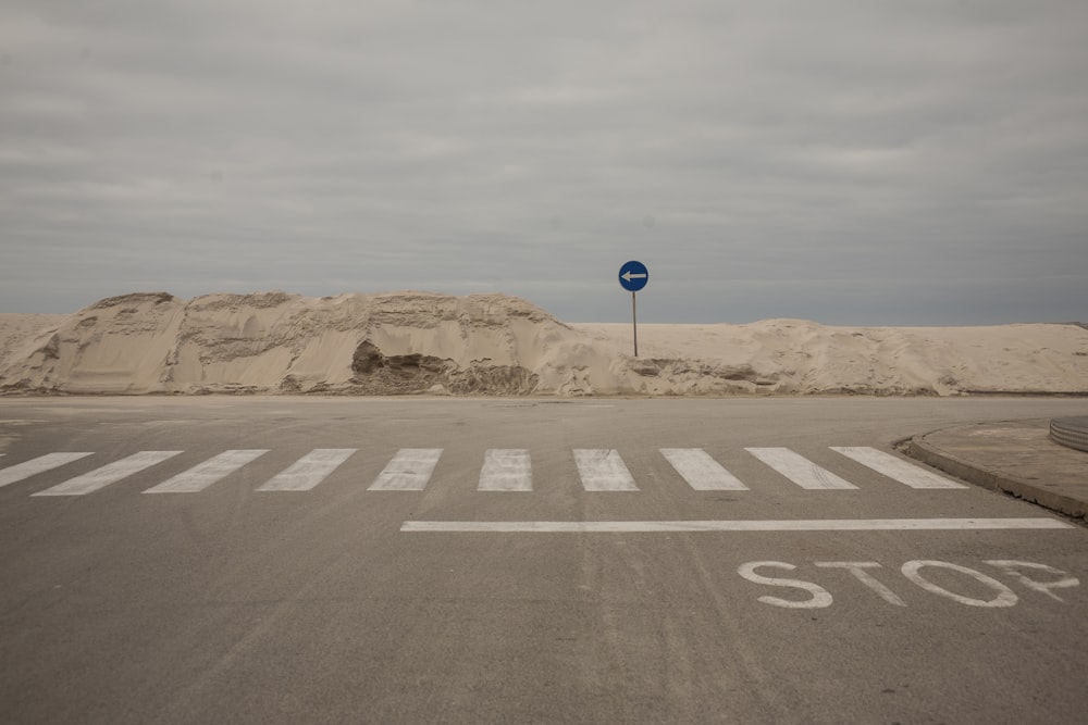 Foto di strada con corsia pedonale