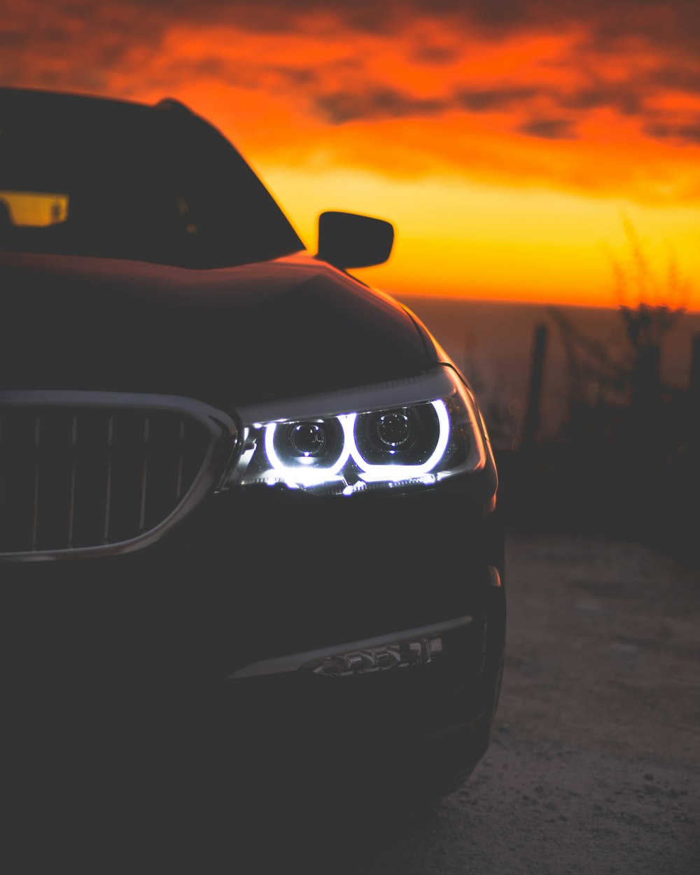 voiture noire au coucher du soleil