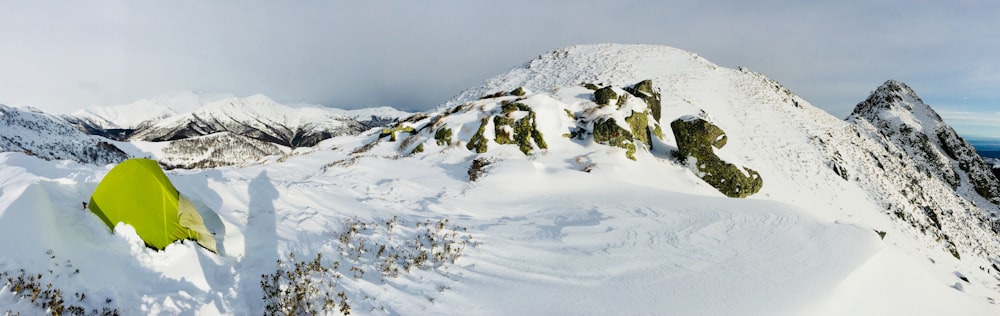 Berg mit Schnee bedeckt