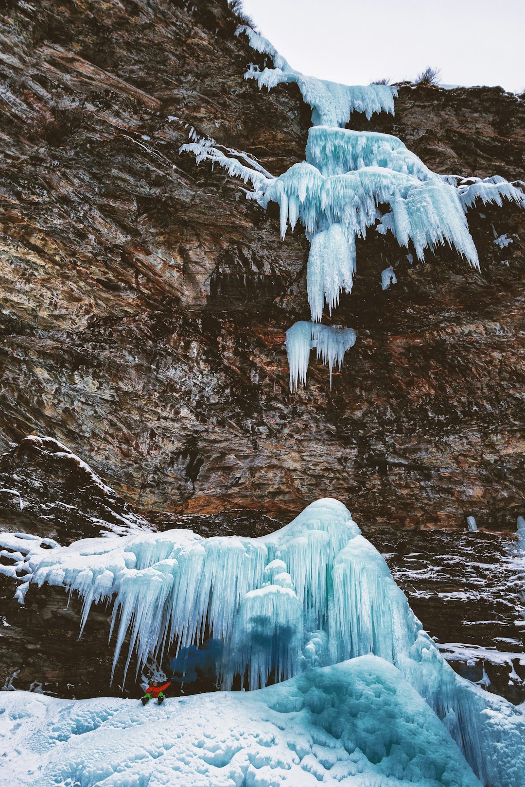 closeup photo of cliff with snow