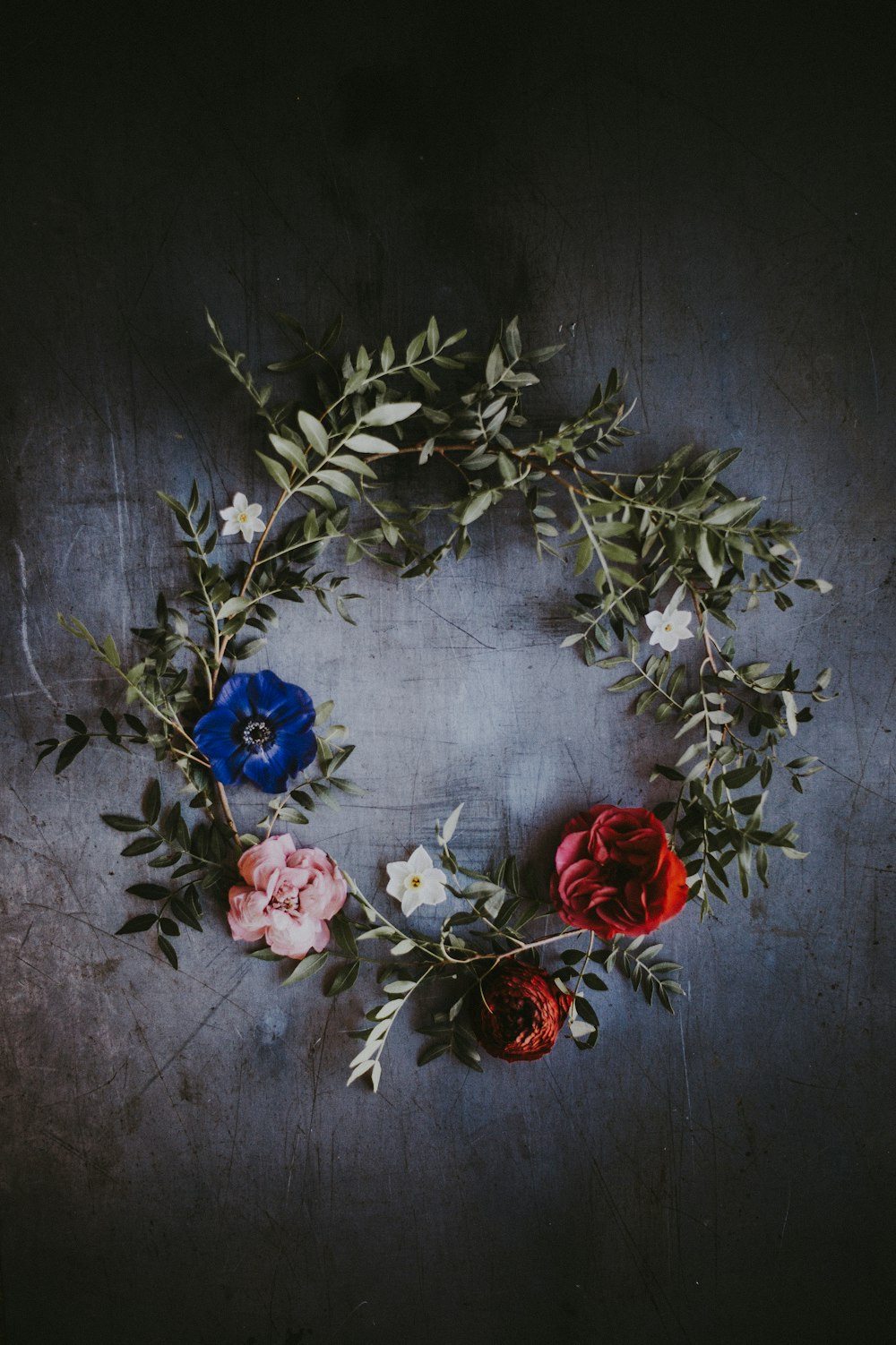 Corona floral azul, roja y rosa