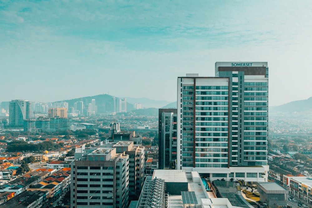 Photographie de vue aérienne des bâtiments de la ville pendant la journée