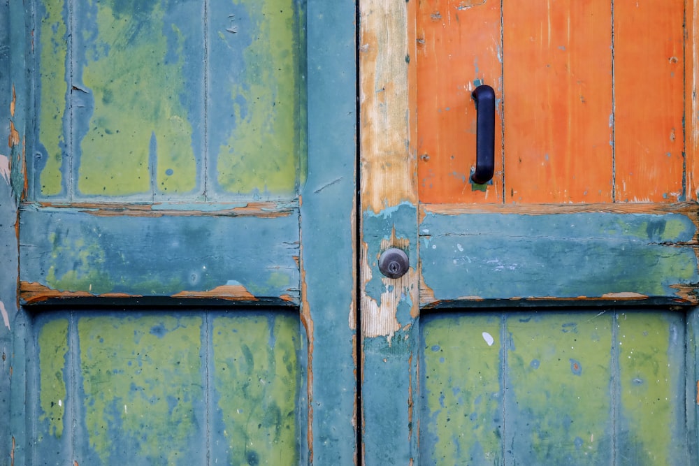 Vista de closeup da porta de madeira azul e verde