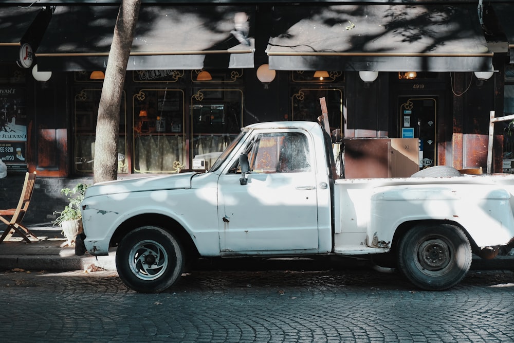 weißer Pickup-Truck mit Einzelkabine neben der Straße geparkt