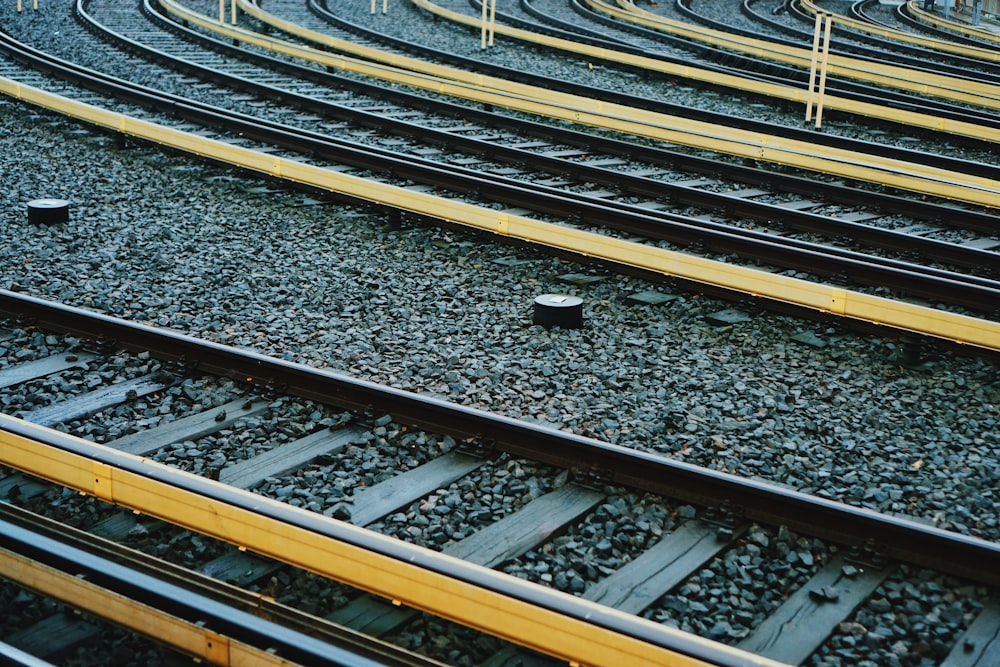 rimorchi per treni neri e gialli